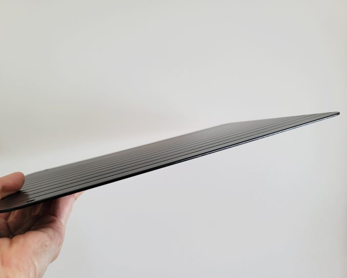 薄っぺらくて黒い金属のプレート