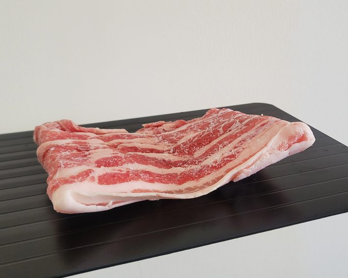 冷凍状態の豚バラ肉を上に乗せた状態