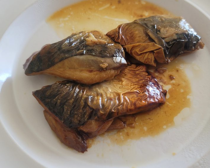 タレの質感が多く、蒲焼というよりは焼き色のついた缶詰魚に近い仕上がりになりました