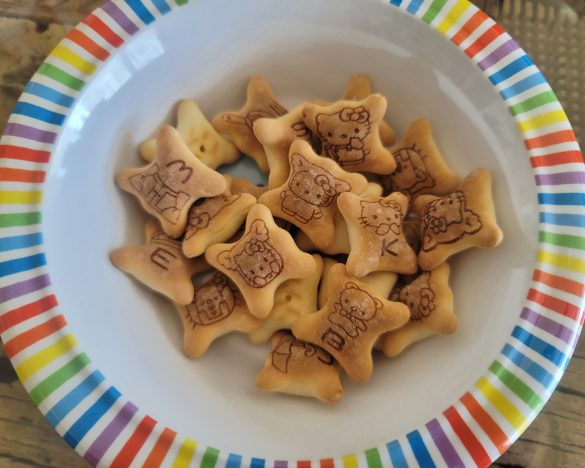 中身を出してみました。マーチくんよりもキティちゃんが目立っています