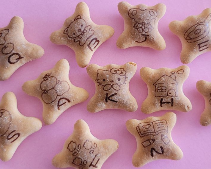 ハローキティにちなんだアルファベット絵柄。KはKitty、Jは親友のJoeyの頭文字