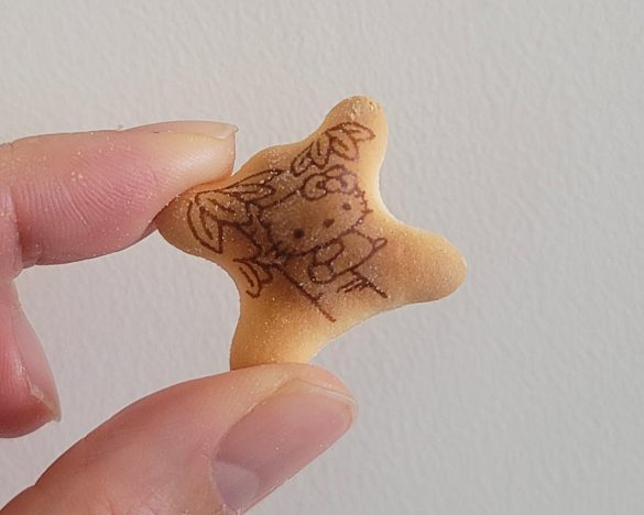 キティちゃんがユーカリの木に登ってコアラ体験をしています