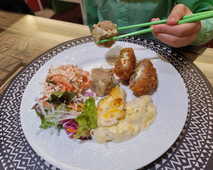 包丁もまな板もナシ、レンチンするだけでカット野菜や惣菜をワンプレートに並べてみました