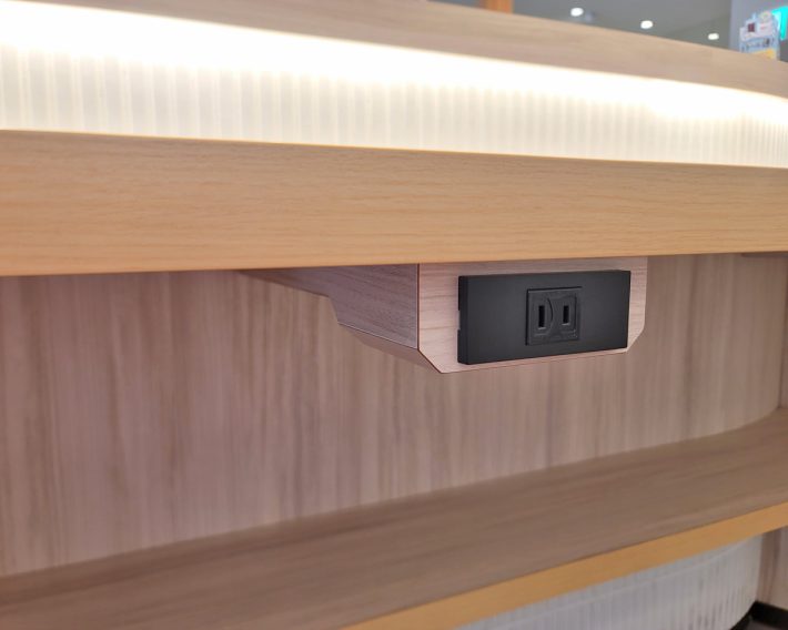 電源コンセントが多く配備され、携帯充電やPC作業を快適に行うことができます