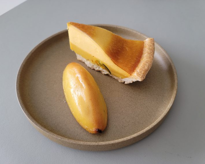 人気商品の「北海道産かぼちゃのタルト」（440円）と「スイートポテト」（180円）