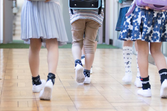 ランドセルを背負った小学生