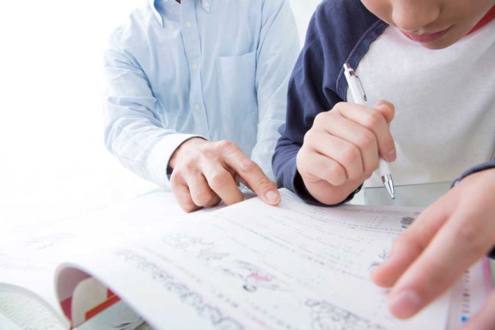 勉強を教える様子