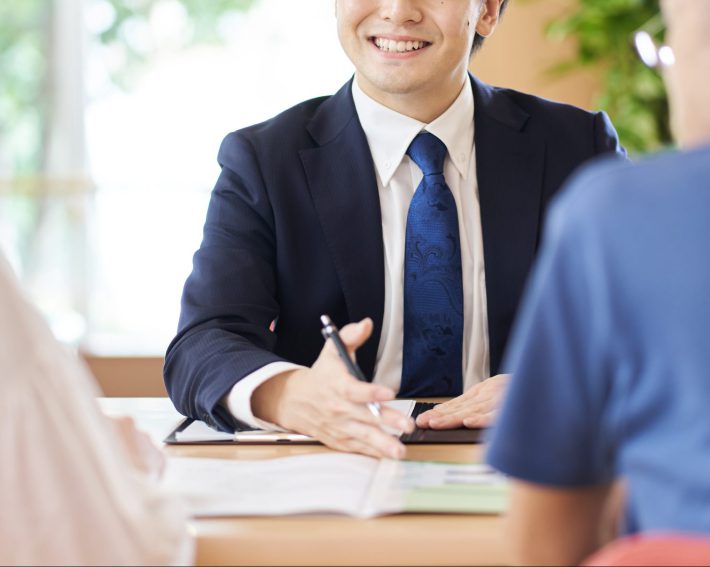 相談を受ける営業職の男性