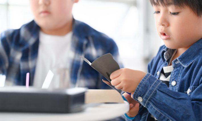 勉強や工作をする少年たち　低学年