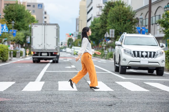 横断歩道を渡る女性