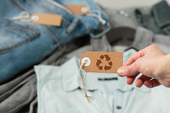 リサイクルマークのタグを見せる手