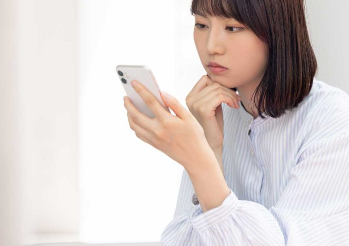 スマホを見る女性