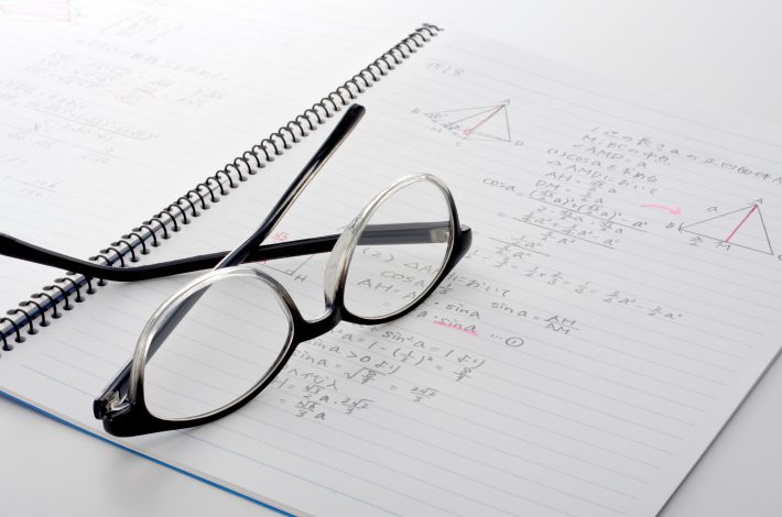 勉強　メガネ　数学　ノート　理系　科学