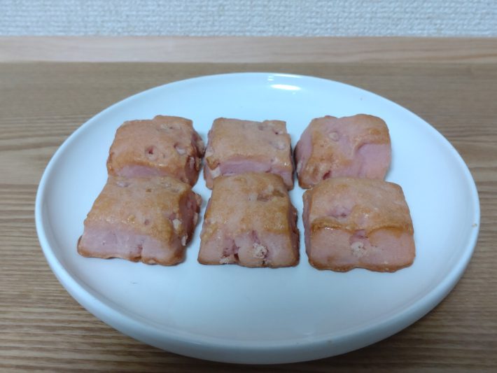 皿の上の生スコーン6個入（いちご）