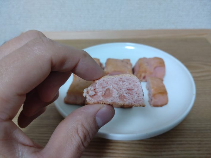 生スコーン6個入（いちご）を持つ手