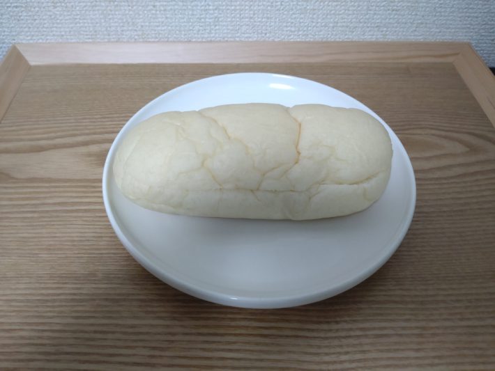 皿の上の白生コッペパン（カスタード&ホイップ）