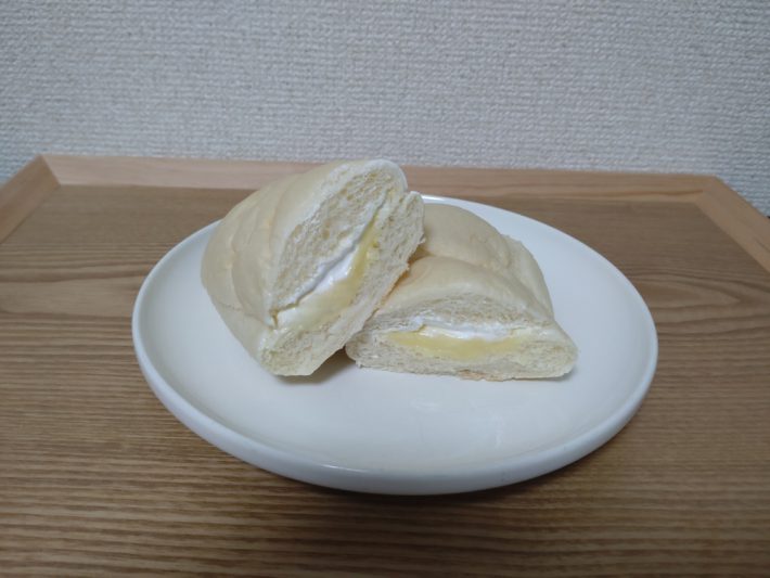 白生コッペパン（カスタード＆ホイップ）の断面