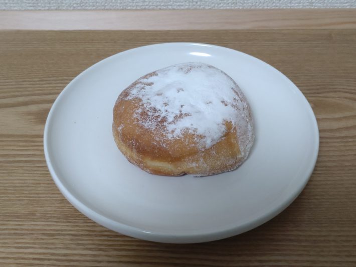 皿の上の生ドーナツ（いちごみるくホイップ）