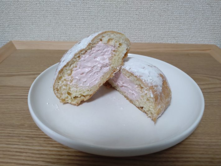 生ドーナツ（いちごみるくホイップ）の断面