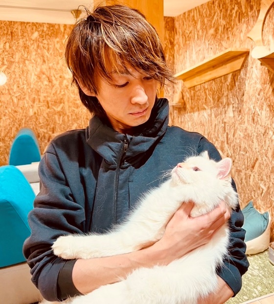 「ねことカフェ」オーナーの梅本健一さん