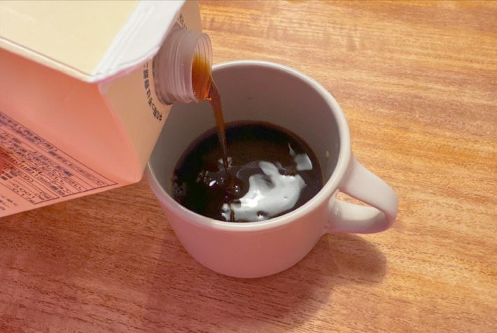 ミルクティーベースと牛乳を1:1の割合で注ぐ