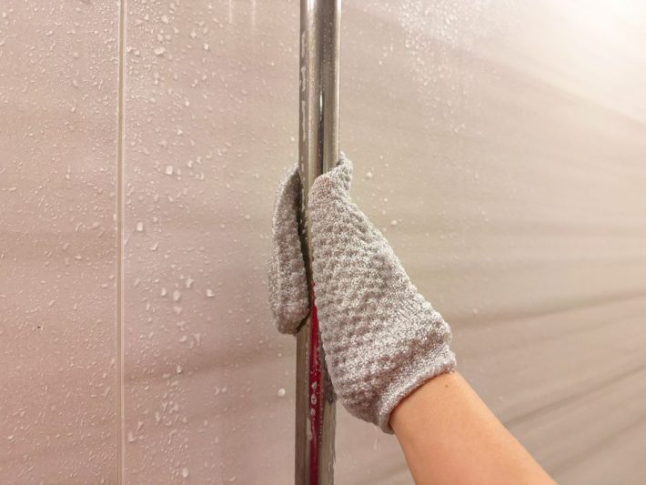 バーの掃除は握るようにしてこすれば汚れを落とせる