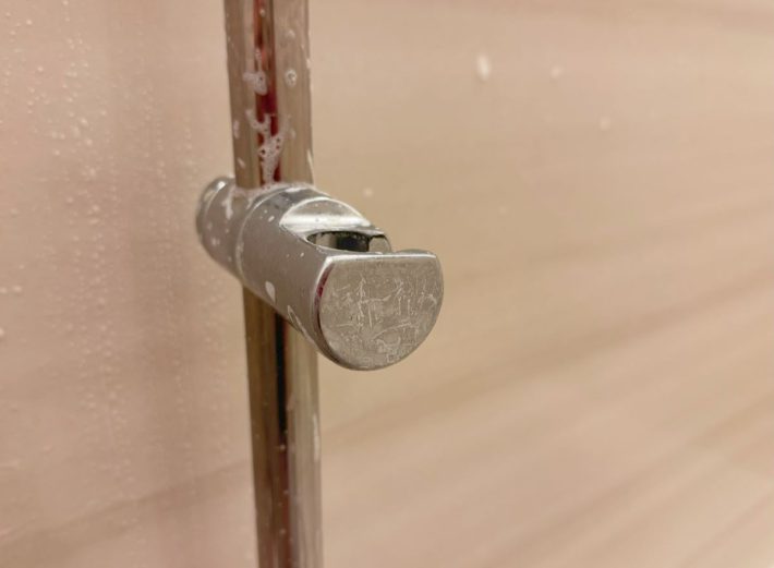 シャワーフック部分にこびりついた頑固な水垢汚れ