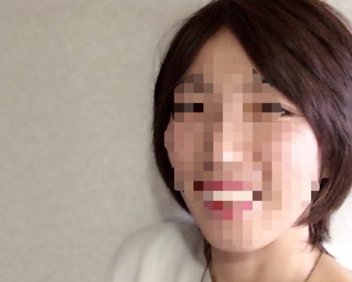 抗がん剤治療前、ウィッグサロンでロングのウィッグを試着する私