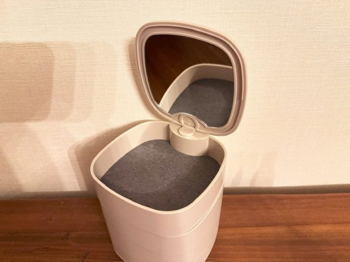 上にパカッと開き鏡までついている