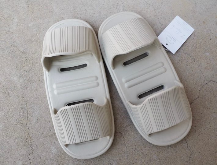 3COINS「両履き軽量スリッパ」