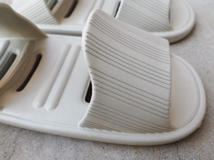 3COINS「両履き軽量スリッパ」