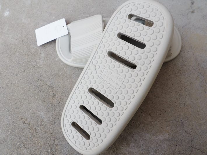 3COINS「両履き軽量スリッパ」