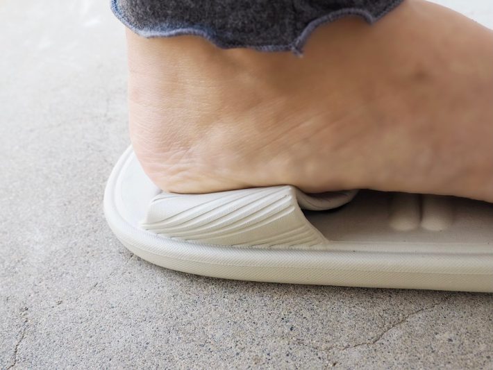 3COINS「両履き軽量スリッパ」