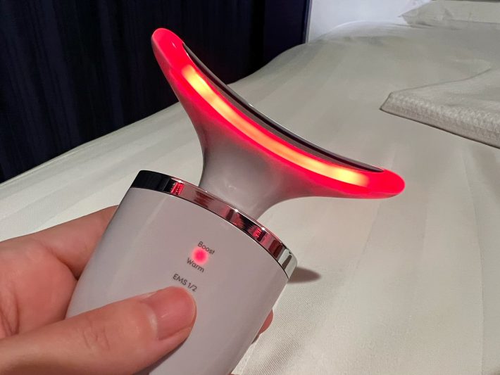 3COINS「ネック＆フェイス美顔器」