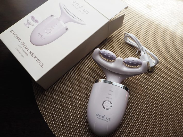 3COINS「ネック＆フェイス美顔器」