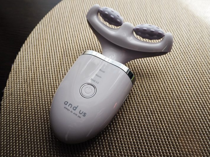 3COINS「ネック＆フェイス美顔器」