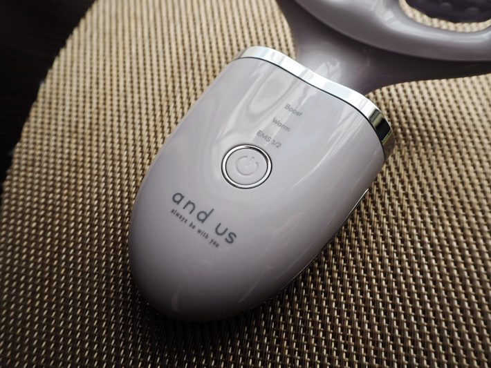 3COINS「ネック＆フェイス美顔器」