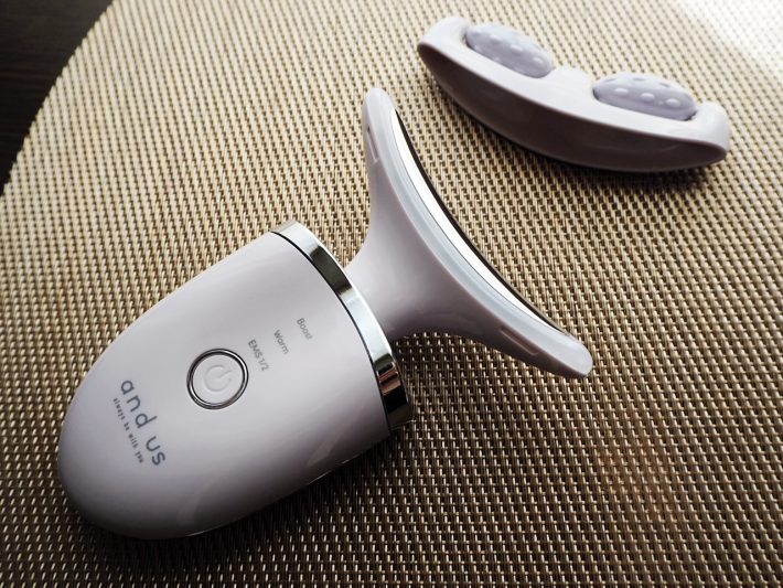 3COINS「ネック＆フェイス美顔器」