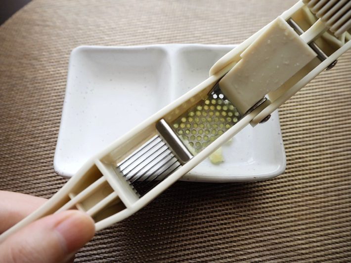 3COINS「ガーリックプレス＆スライサー」