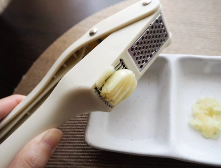 3COINS「ガーリックプレス＆スライサー」