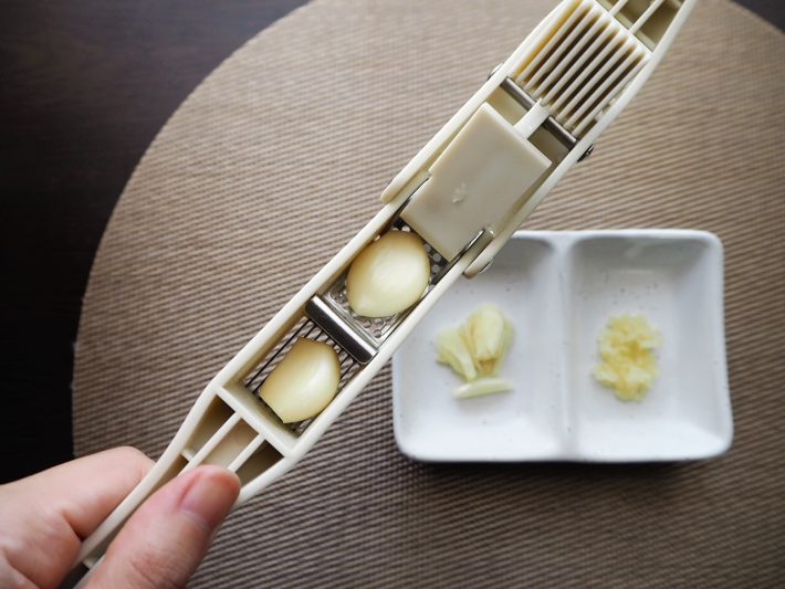 3COINS「ガーリックプレス＆スライサー」