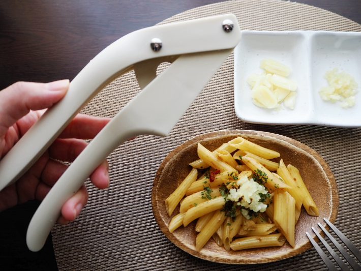 3COINS「ガーリックプレス＆スライサー」