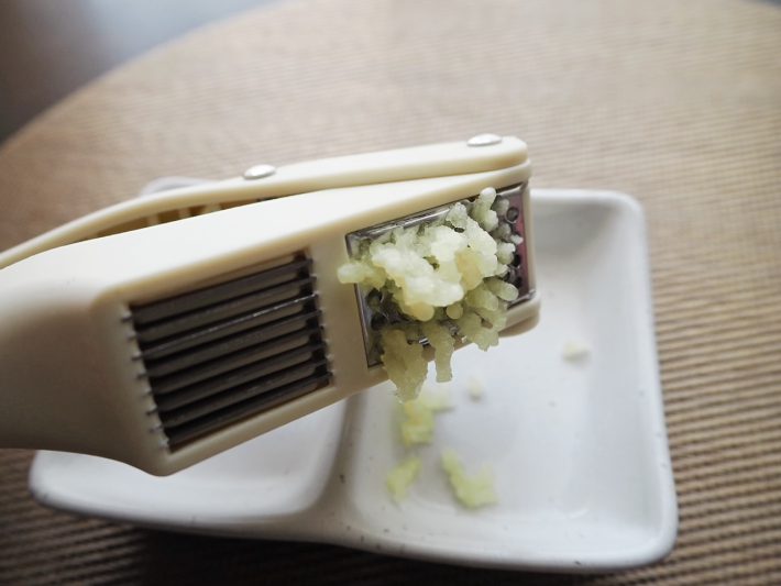 3COINS「ガーリックプレス＆スライサー」