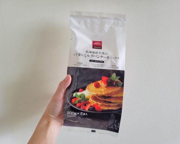 「成城石井desica 北海道産小麦のバターミルクパンケーキミックス200g×2袋」486円。バターミルクパンケーキミックスをPBで作っているのはスーパーでは他になく、ディーンアンドデルーカでは1512円