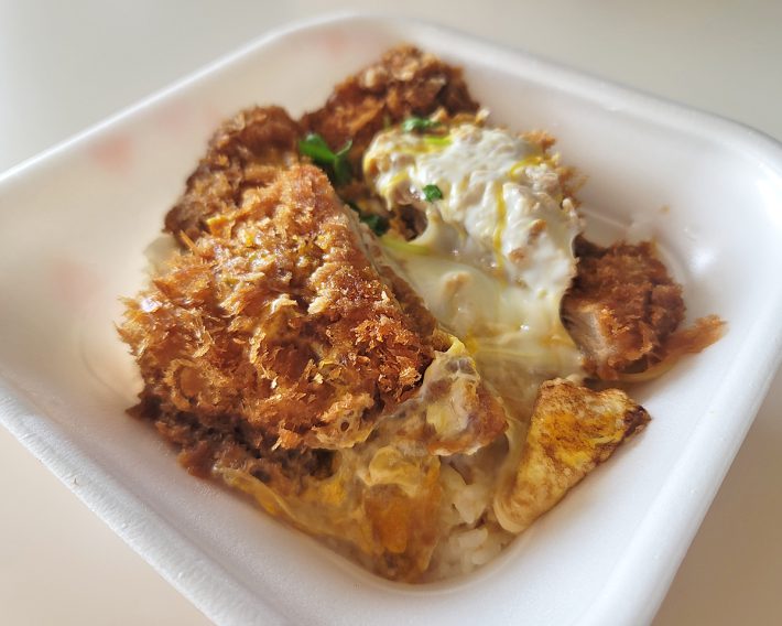 ヒレカツ3枚が乗った「ヒレカツ丼」は869円