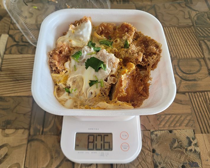 カツ丼（松）は1012円、80gロース 2枚と玉子2個が使われていて、重量は800g超（容器含む）！