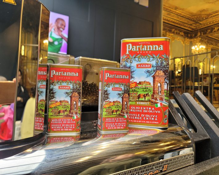 昨夏に行ったパリのスタバでも、オリアートの発売に合わせてパルタナ社のオリーブオイルがずらりと並んでいました。