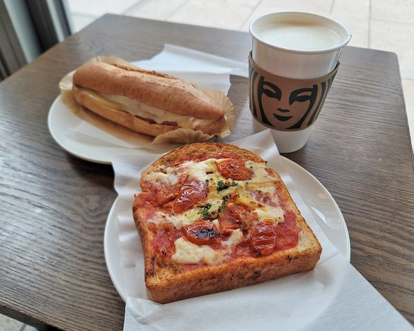 「ダブル ハム＆マリボーチーズ 石窯フィローネ」（680円）と「セミドライトマトのピザトースト」（390円）はオリアートにピッタリのサンドイッチ