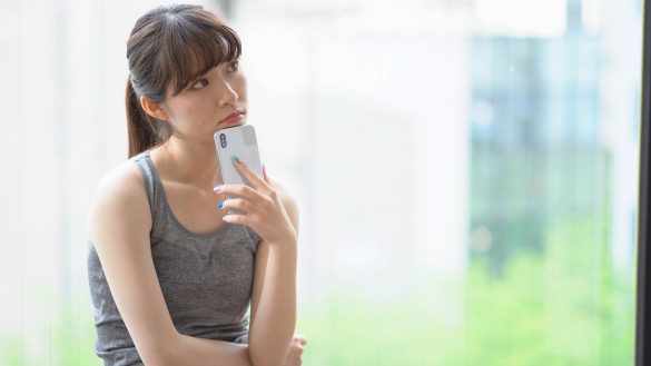 スポーツジム　女性　スマホ