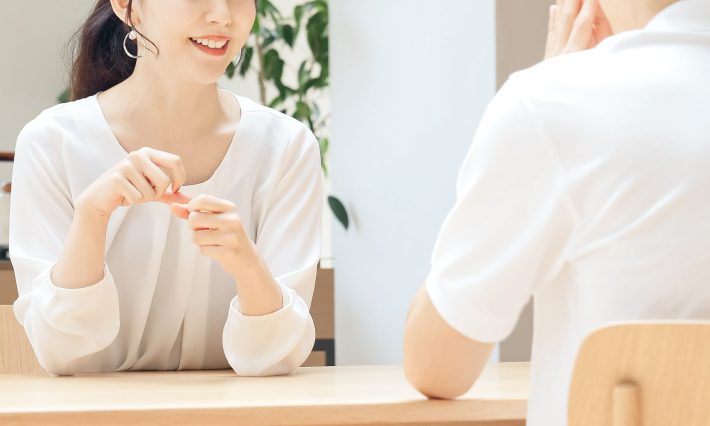 会話するカップル、夫婦